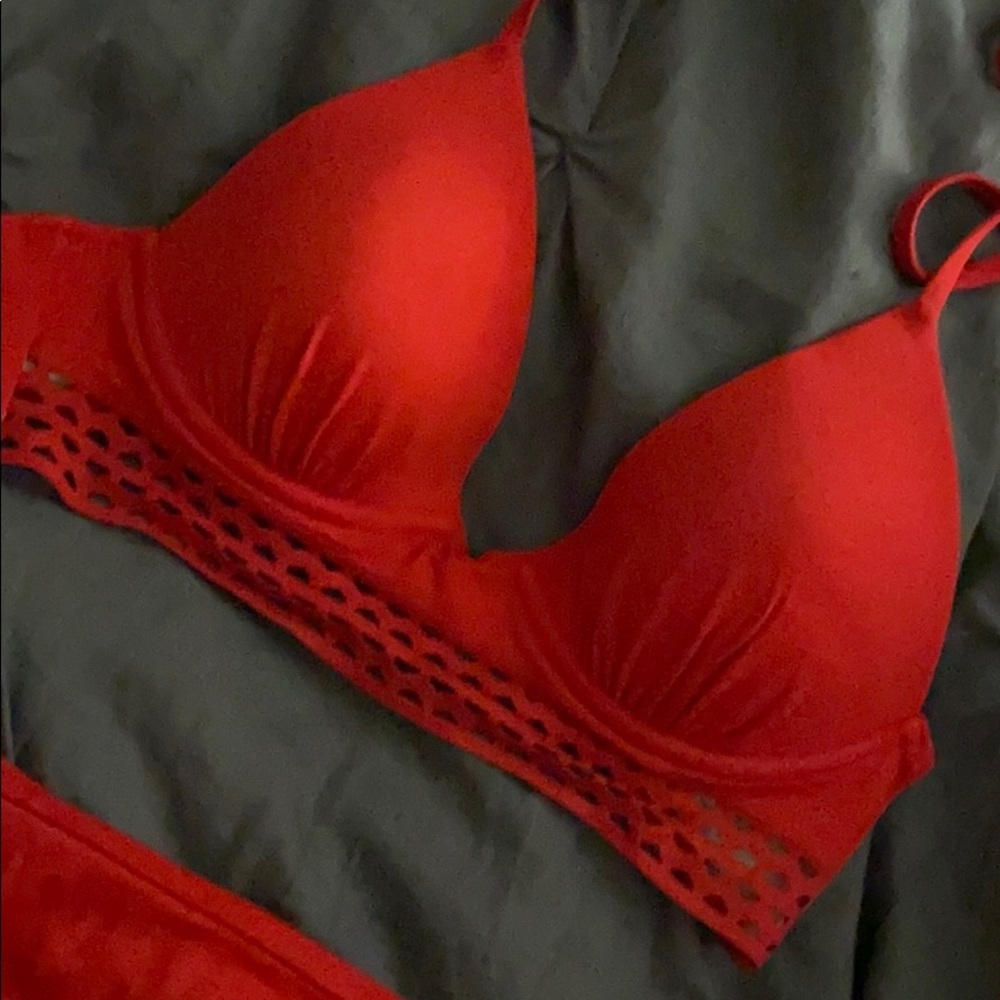Red bikini - Picture 5 of 7